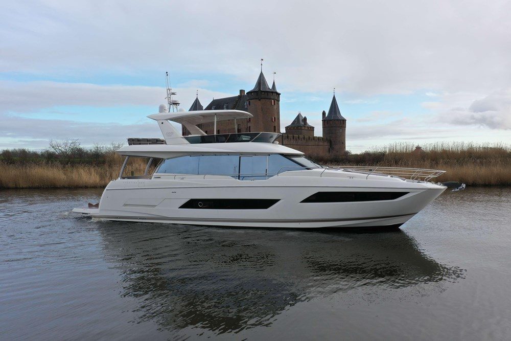 Prestige 680 Flybridge