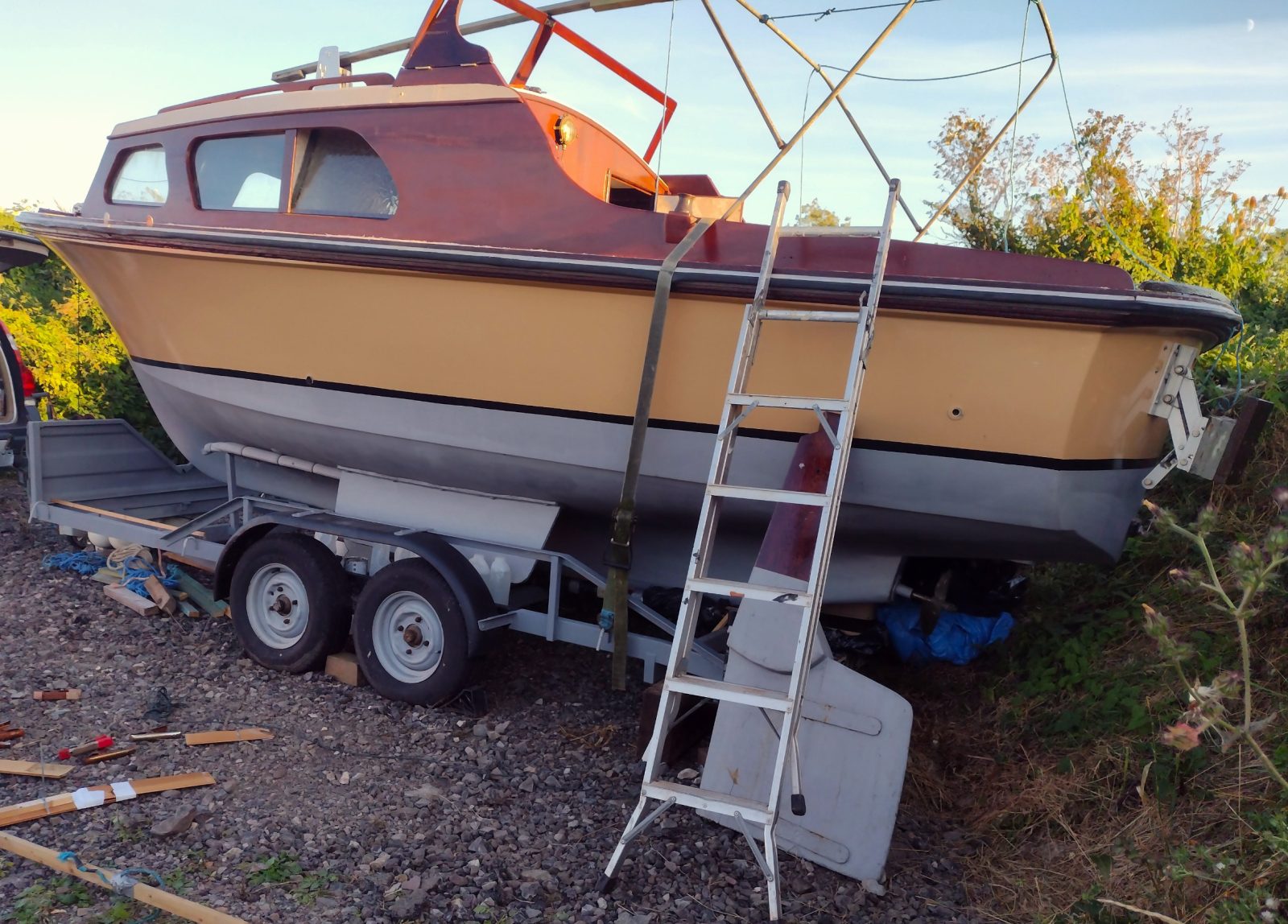 Vintage 20ft boat-ideal for day or weekends.