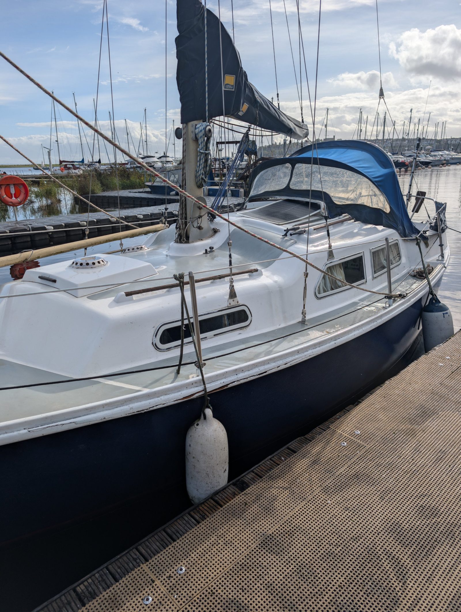 Sabre 27 fin keel yacht.