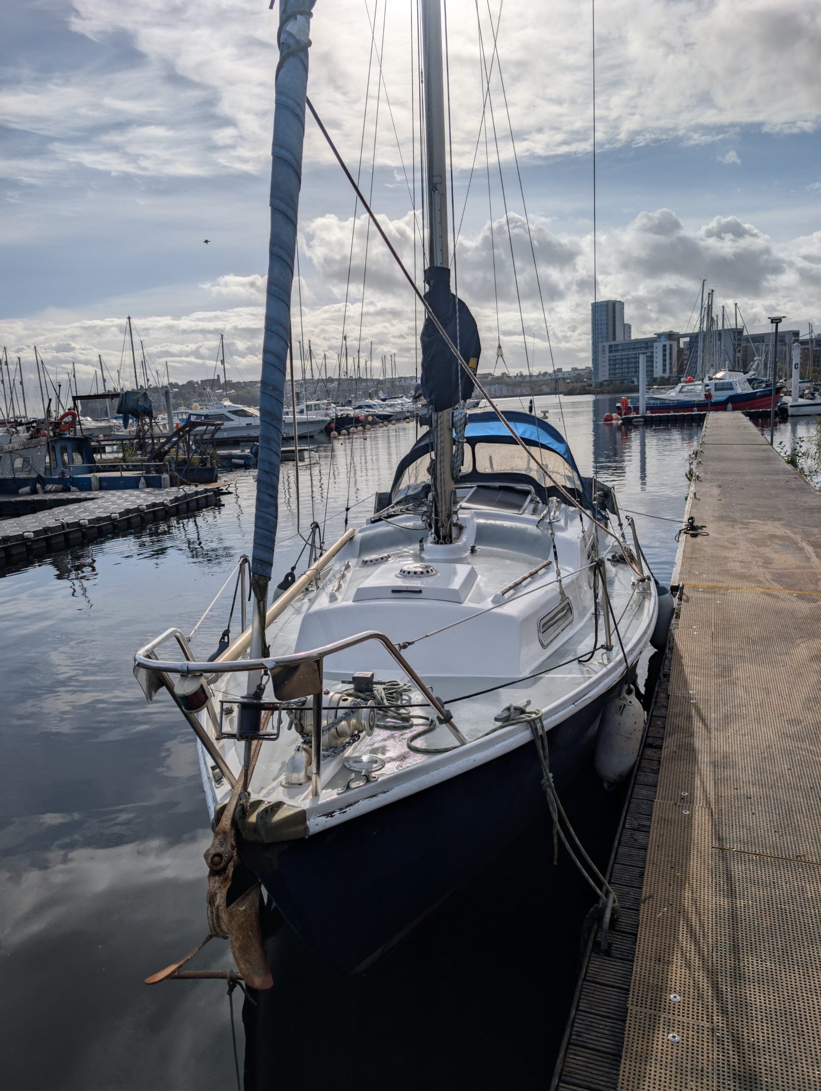 Sabre 27 fin keel yacht.
