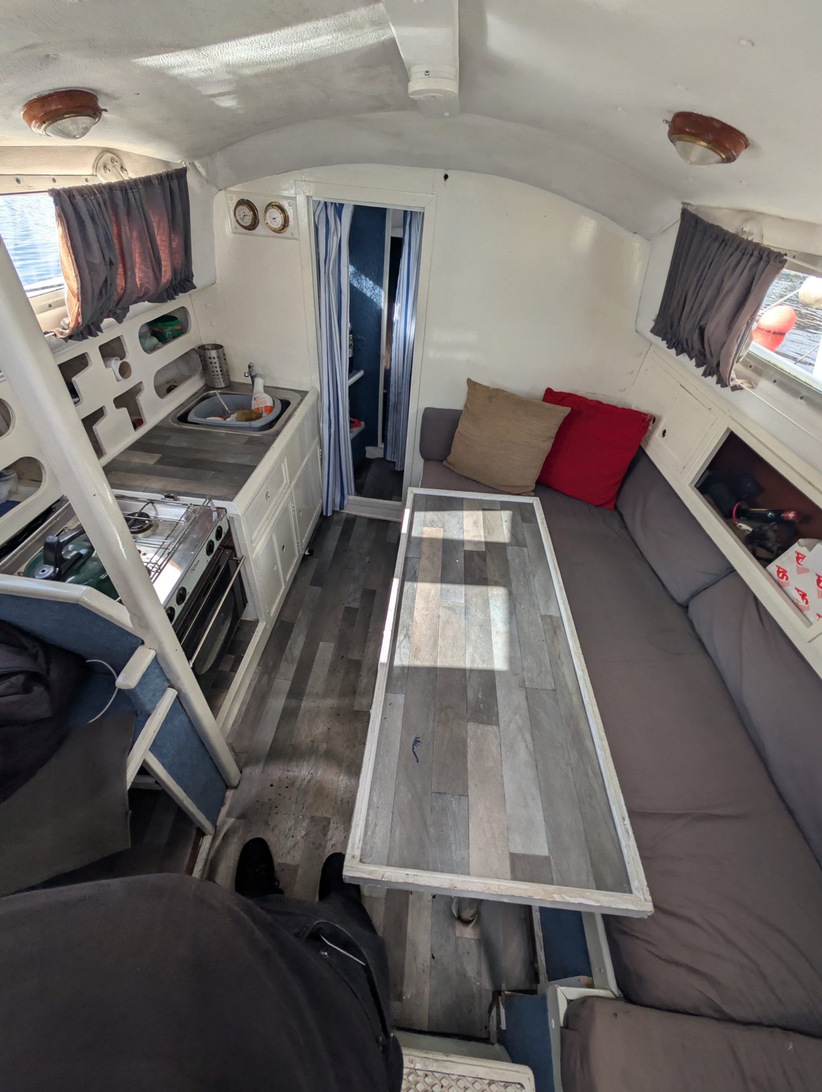 Sabre 27 fin keel yacht.