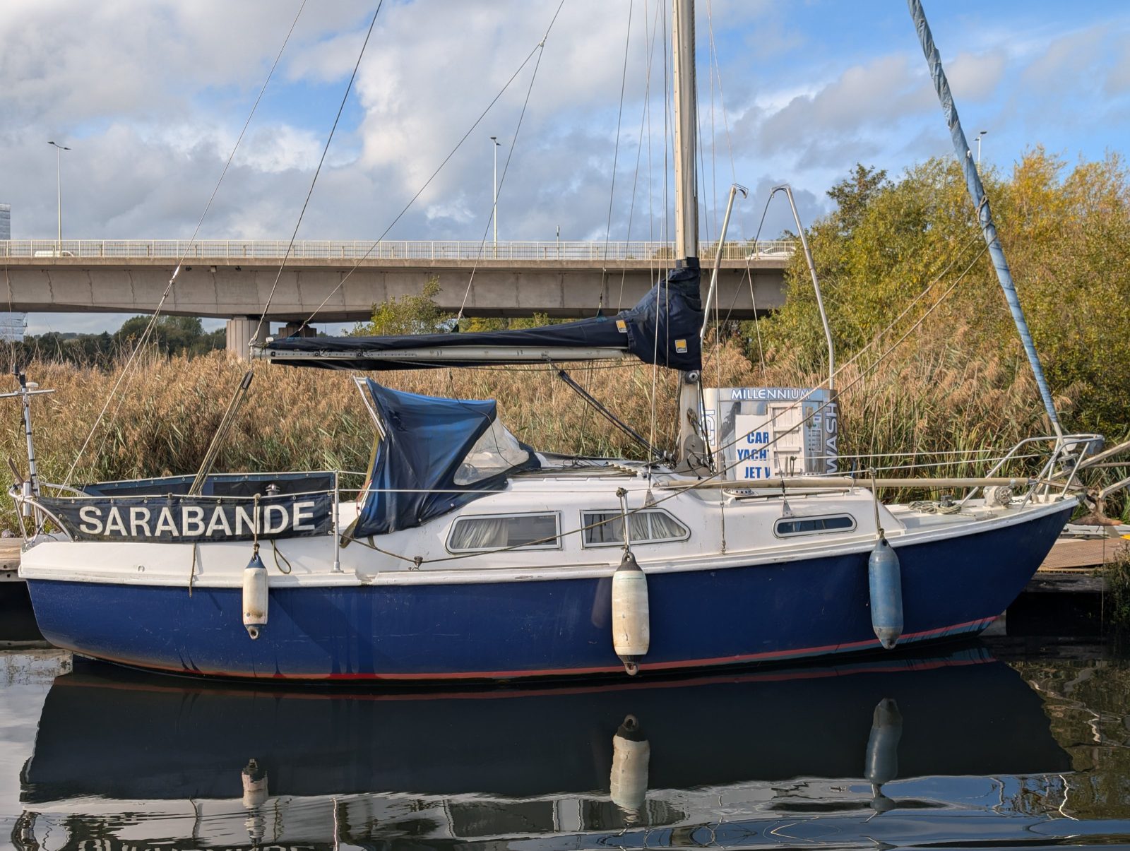Sabre 27 fin keel yacht.